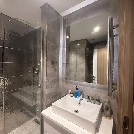 5 Min By Walk To Metrobus Apartment Eskiomerler