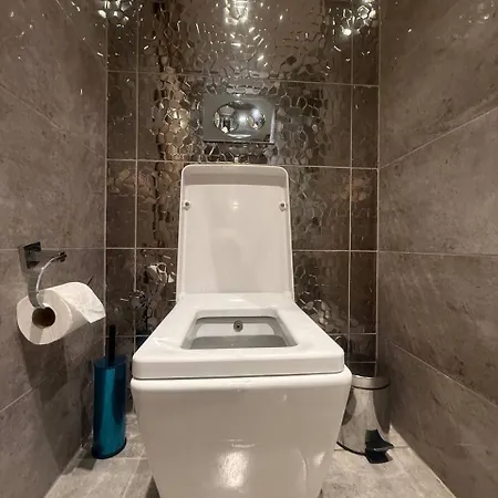 5 Min By Walk To Metrobus Apartment *