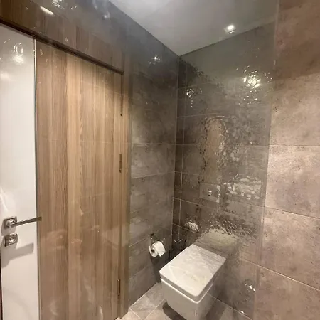 5 Min By Walk To Metrobus Apartment *